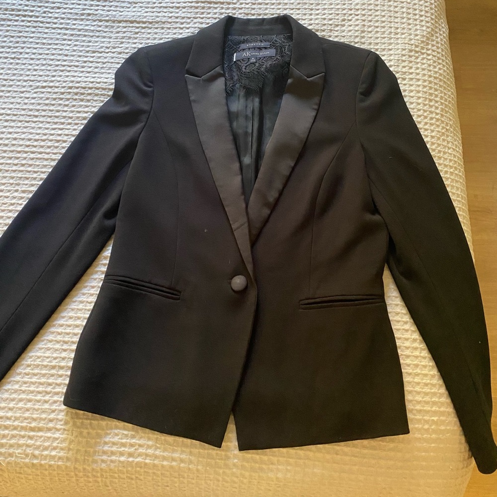 Anne Klein tuxedo style blazer black with satin-like lapel. Womens size 6